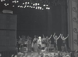 Bette Midler perform